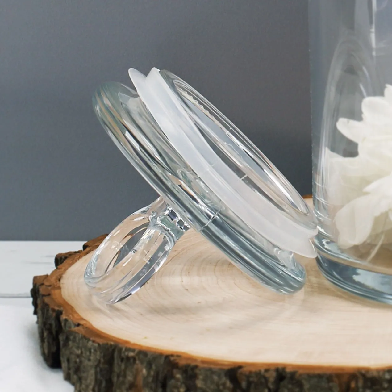 Frohe Ostern - gravierte Glasdose mit Osterhasenmotiv, Frühlingsblumen und Ihrem Wunschnamen