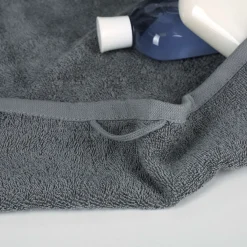 Fußballer - Handtuch personalisiert mit Name und Fußball-Motiv in Anthrazit | 50x100 cm