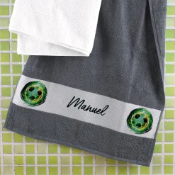 Fußballer - Handtuch personalisiert mit Name und Fußball-Motiv in Anthrazit | 50x100 cm