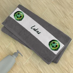 Fußballer - Handtuch personalisiert mit Name und Fußball-Motiv in Anthrazit | 50x100 cm