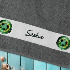 Fußballer - Handtuch personalisiert mit Name und Fußball-Motiv in Anthrazit | 50x100 cm