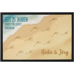 Fußmatte zur Silberhochzeit mit Fußspuren im Sand