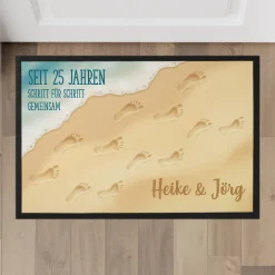 Fußmatte zur Silberhochzeit mit Fußspuren im Sand
