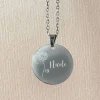 Geburtsblumen-Halskette mit Name graviert in weihnachtlicher Geschenkbox