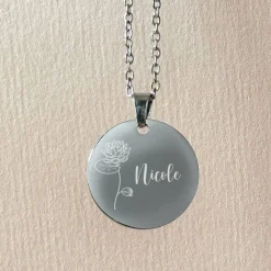 Geburtsblumen-Halskette mit Name graviert in weihnachtlicher Geschenkbox