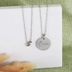 Geburtsblumen-Halskette mit Name graviert in weihnachtlicher Geschenkbox