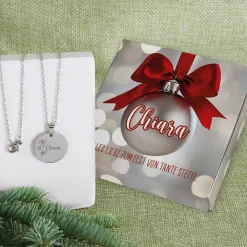 Geburtsblumen-Halskette mit Name graviert in weihnachtlicher Geschenkbox