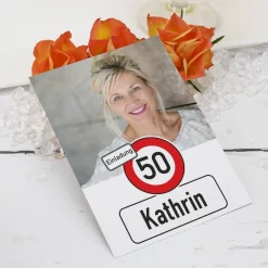 Geburtstagseinladung mit Ihrem Foto und Alter im Verkehrszeichen