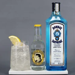 Geburtstagsgeschenk mit Bombay Gin, Tonic und graviertem Glas