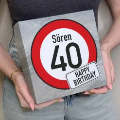 Geburtstagskuchen im Verkehrszeichen-Design personalisiert mit Alter, Name & Wunschtext