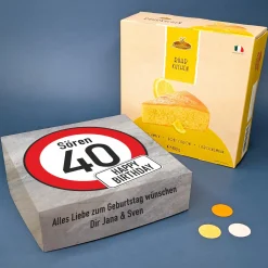 Geburtstagskuchen im Verkehrszeichen-Design personalisiert mit Alter, Name & Wunschtext