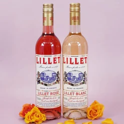 Geburtstagspräsent mit zwei Flaschen Lillet und einer persönlichen Geschenkverpackung