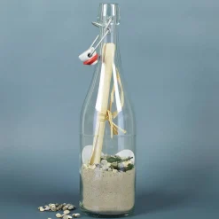 Gefüllte Flaschenpost mit romantischen Etikett zur Hochzeit