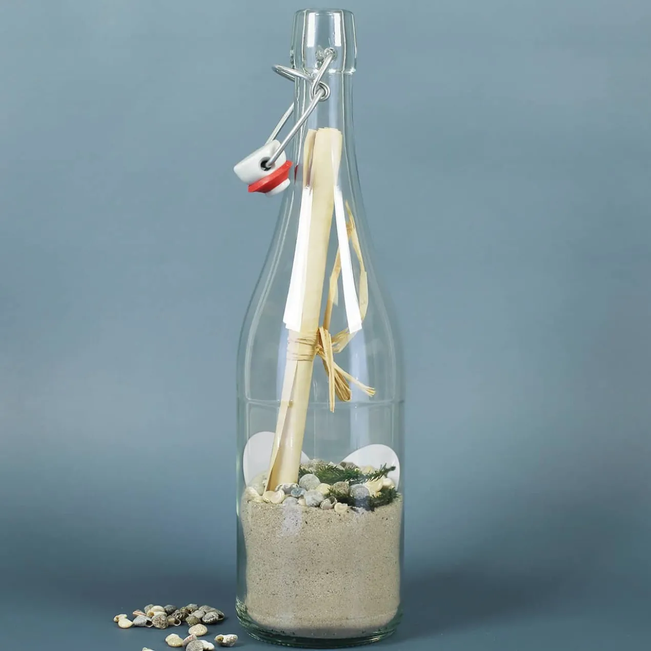 Gefüllte Flaschenpost mit romantischen Etikett zur Hochzeit
