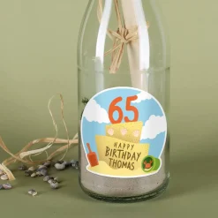 Gefüllte Flaschenpost zum Geburtstag mit lustigem Sandkuchen-Aufkleber samt Name und Alter