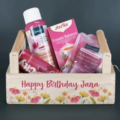 Gefüllter Geschenkkorb mit Blumenmotiv und Wellnessinhalt - persönlich bedruckt