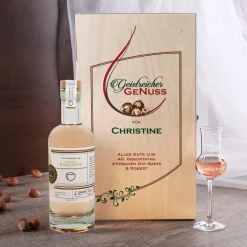Geistreicher Genuss - Feinster Haselnussbrand mit graviertem Likörglas in Holzverpackung