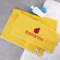 Gelbes Kinderhandtuch mit Marienkäfer und Name bestickt, 3 Größen auswählbar