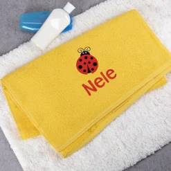Gelbes Kinderhandtuch mit Marienkäfer und Name bestickt, 3 Größen auswählbar