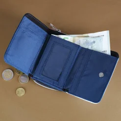 Geldbörse für Kinder in Jeansoptik mit grün-blauem Hintergrund und Name