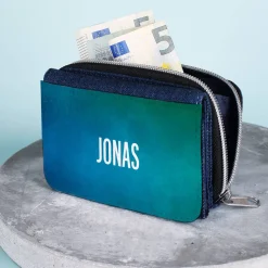 Geldbörse für Kinder in Jeansoptik mit grün-blauem Hintergrund und Name