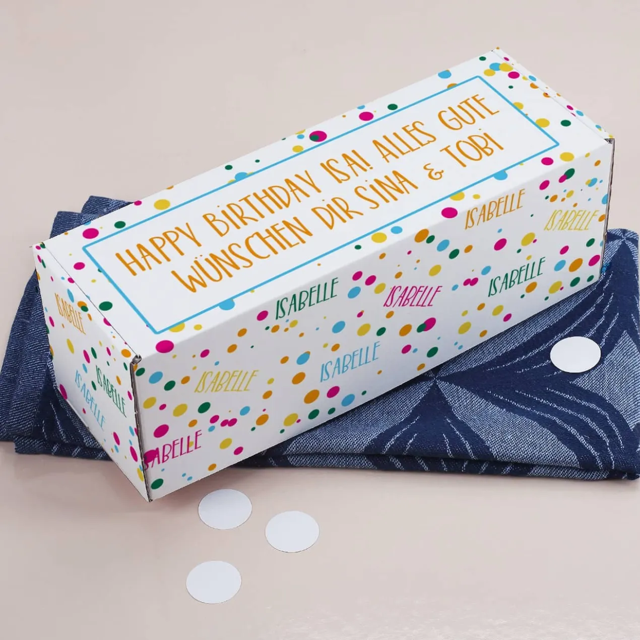 Geschenkbox mit Konfetti, Name und Wunschtext