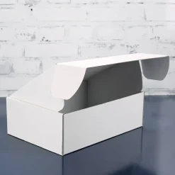 Geschenkkarton aus der Weihnachtspost-Filiale mit Name bedruckt