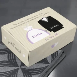 Geschenkkarton zur Hochzeit mit Brautpaar und Wunschtext