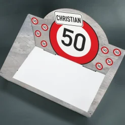 Geschenkkorb aus Pappe mit Verkehrszeichen und Name