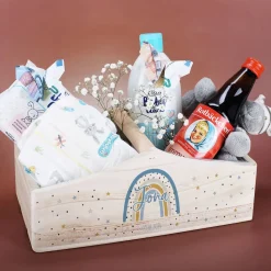 Geschenkkorb mit Regenbogenmotiv mit Name und Datum für Mädchen oder Jungen