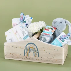 Geschenkkorb mit Regenbogenmotiv mit Name und Datum für Mädchen oder Jungen