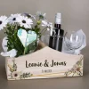 Geschenkkorb zur Hochzeit mit Namen, Datum & Blüten