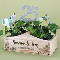 Geschenkkorb zur Hochzeit mit Namen, Datum & Blüten