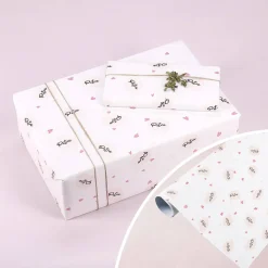 Geschenkpapier mit Herzchen und Wunschname