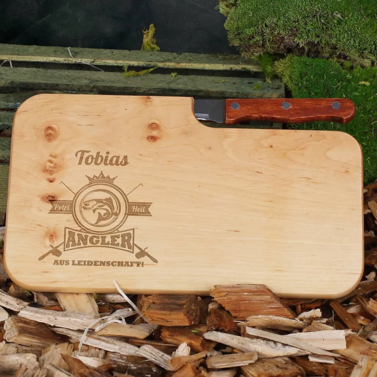 Geschenkset für Angler aus Leidenschaft in Munitionsbox mit Tasse, Messerbrett und LED-Laterne
