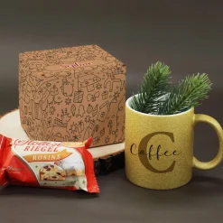 Geschenkset mit weihnachtlichen Doodle als Motiv, eine personalisierte Tasse und ein kleiner Stollen