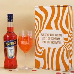 Geschenkset mit Weinglas und Aperol mit Wunschtext und Name graviert