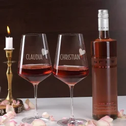Geschenkset mit zwei gravierten Weingläsern und Wein in bedruckter Geschenkbox