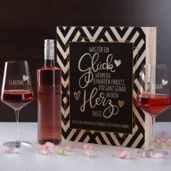 Geschenkset mit zwei gravierten Weingläsern und Wein in bedruckter Geschenkbox