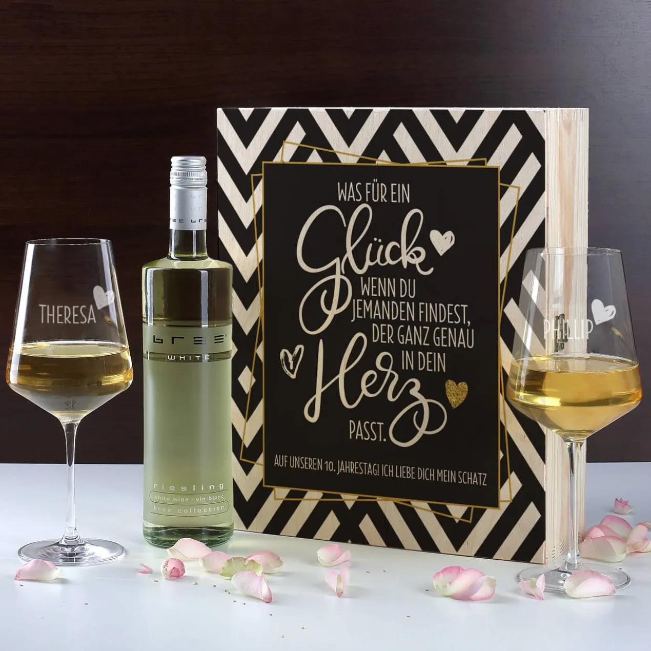 Geschenkset mit zwei gravierten Weingläsern und Wein in bedruckter Geschenkbox