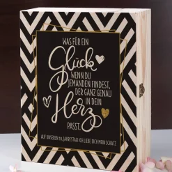 Geschenkset mit zwei gravierten Weingläsern und Wein in bedruckter Geschenkbox