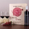 Geschenkset mit zwei Weingläsern, Geschenkbox und Rotwein