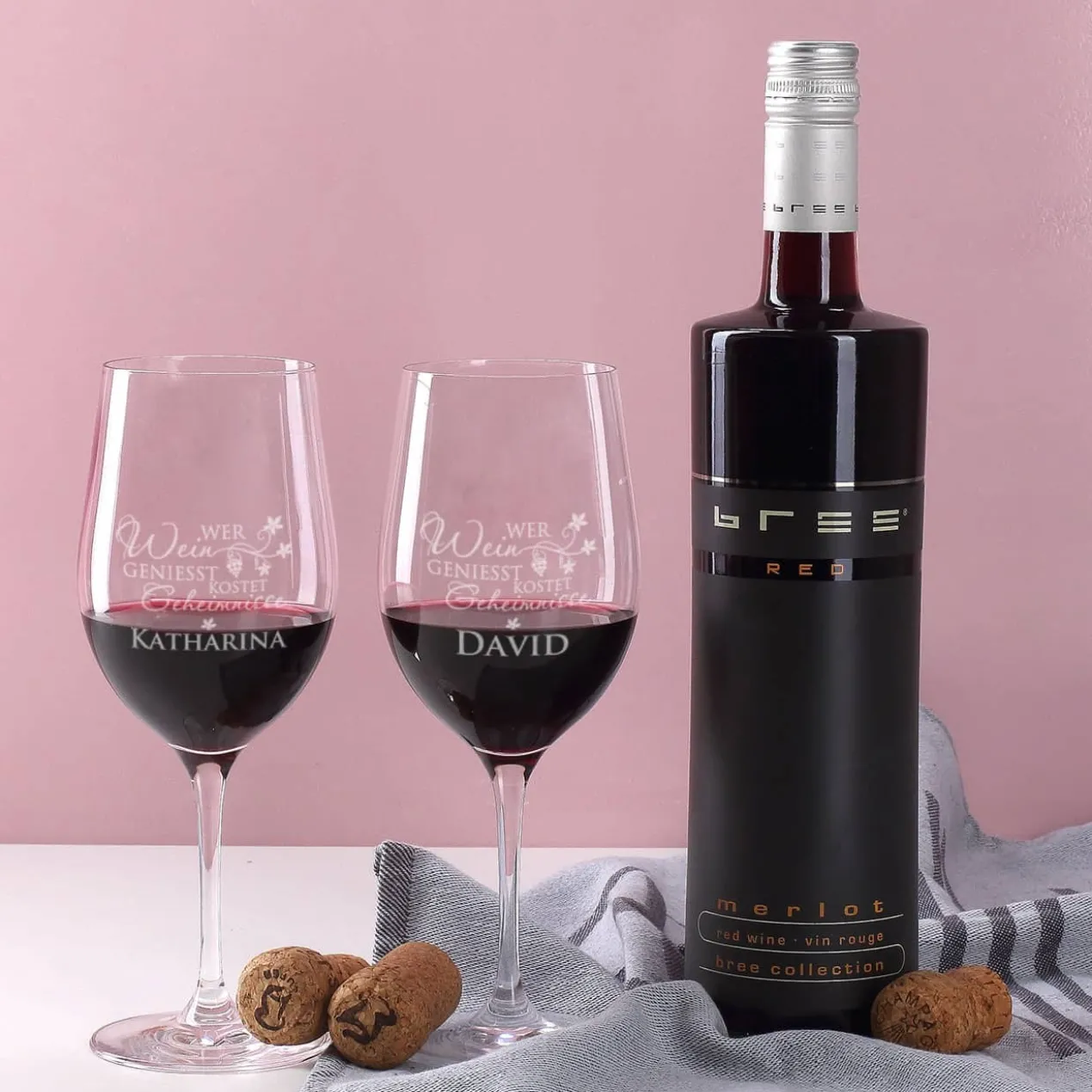 Geschenkset - Wer Wein genießt... 2 gravierte Gläser und Weinflasche in bedruckter Holzbox