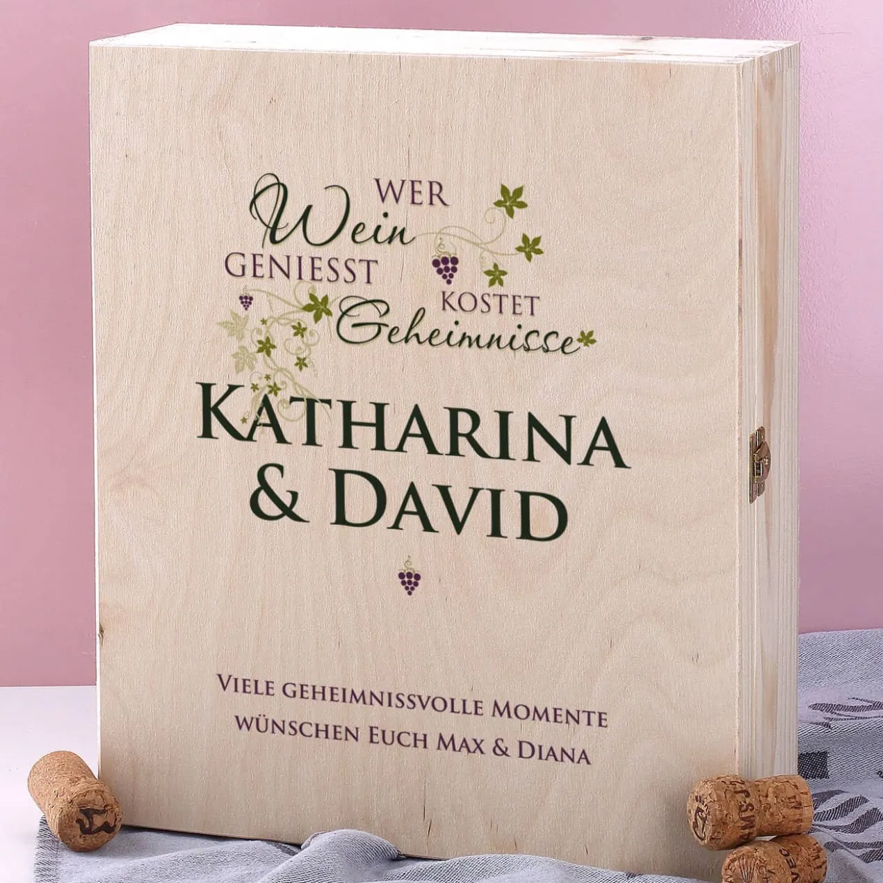 Geschenkset - Wer Wein genießt... 2 gravierte Gläser und Weinflasche in bedruckter Holzbox