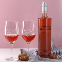 Geschenkset - Wer Wein genießt... 2 gravierte Gläser und Weinflasche in bedruckter Holzbox