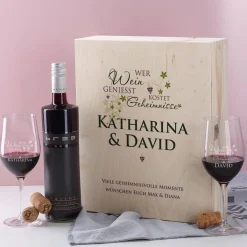 Geschenkset - Wer Wein genießt... 2 gravierte Gläser und Weinflasche in bedruckter Holzbox