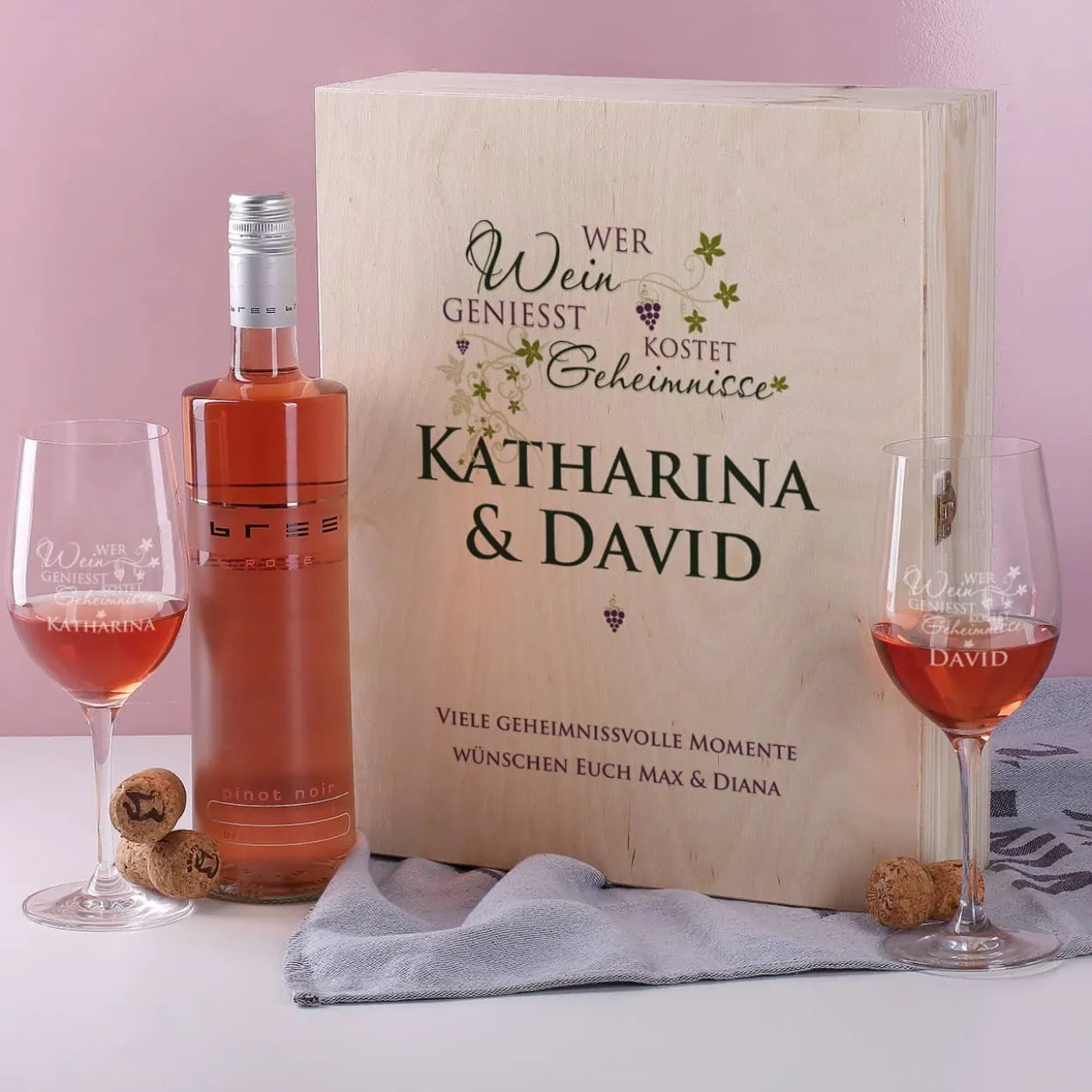 Geschenkset - Wer Wein genießt... 2 gravierte Gläser und Weinflasche in bedruckter Holzbox