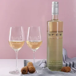 Geschenkset - Wer Wein genießt... 2 gravierte Gläser und Weinflasche in bedruckter Holzbox