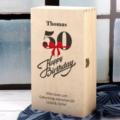 Geschenkset zum 50. Geburtstag mit graviertem Weinglas und Weinflasche in persönlicher Holzbox