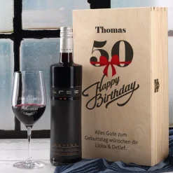 Geschenkset zum 50. Geburtstag mit graviertem Weinglas und Weinflasche in persönlicher Holzbox